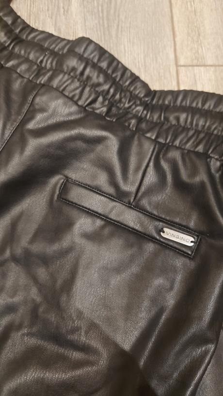 Koženkové nohavice, 152