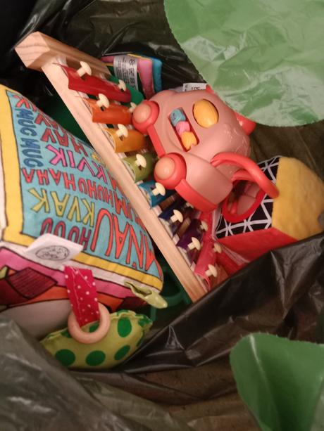 Darujem hracky pre babatka, 