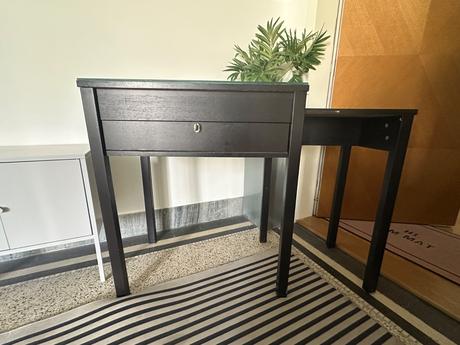 Rozťahovací stolík so šuflíkom, 