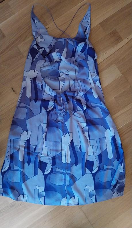 Fialové šaty na ramienka so šnurovačkou vzadu., s