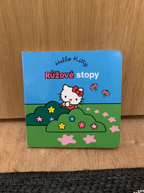 Sada kníh s plyšovou hello kitty a kabelkou,