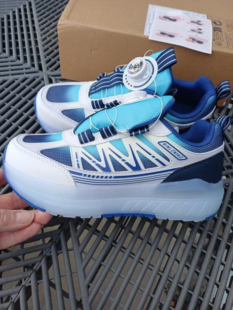 Svietiace tenisky, 36