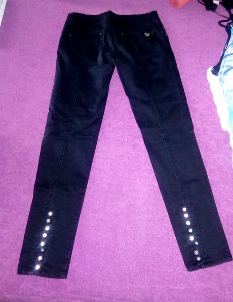 Tmavomodré rifle s aplikáciou, 34