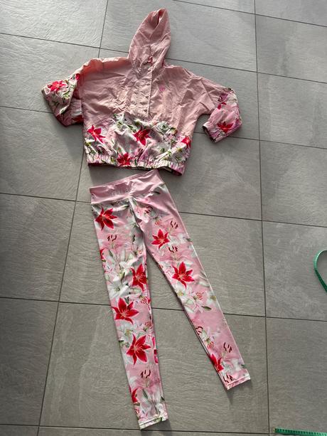 Guess elastaky mam k nim aj bundu, guess,158