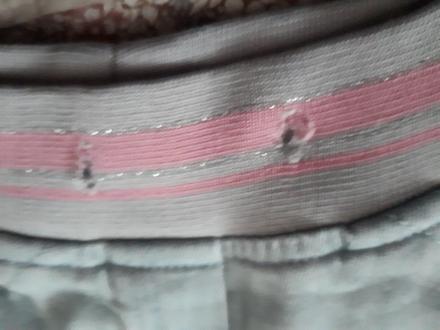 Rifle s rozovym teplakovym pasom na boku, 128