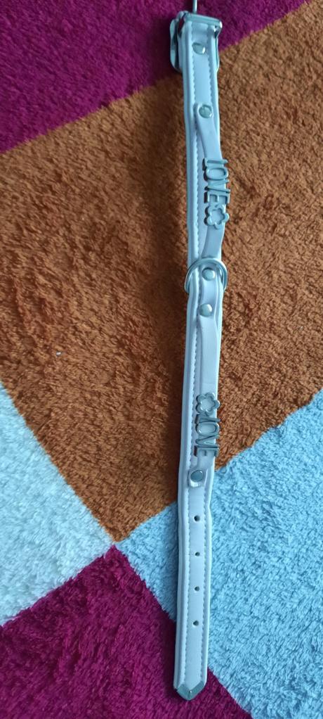 Obojok pre fenku s nápisom lowe,