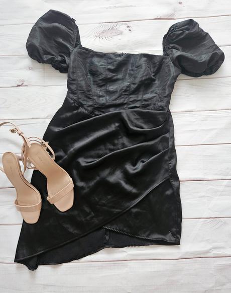 Krásne zaujímavé čierne šaty, 36