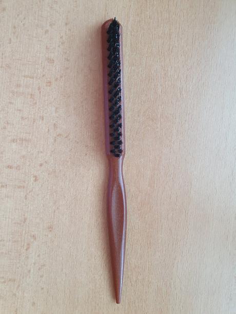 Kadernícky hrebeň na úpravu vlasov,