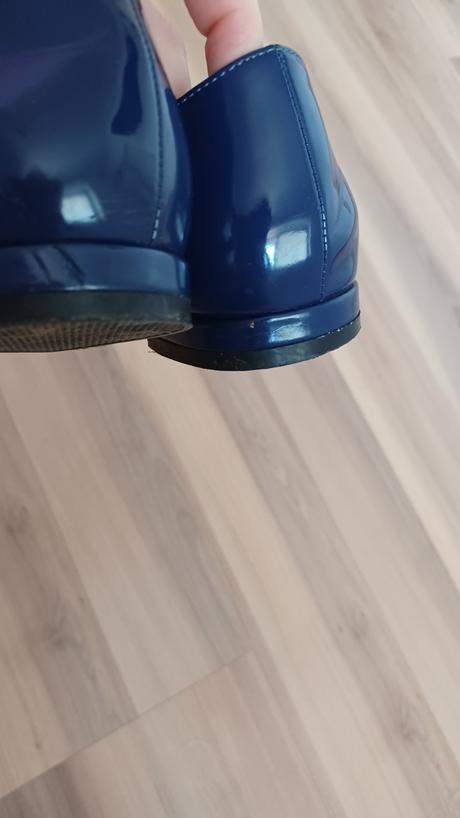 Tmavomodré baleríny, 37