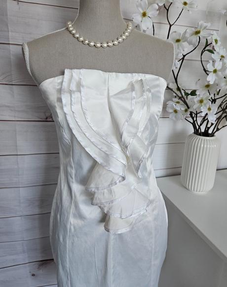 Krásne bielo-krémové šaty bez ramienok, m