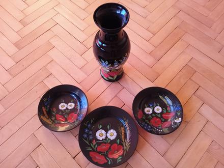 Porcelánová váza s taniermi, 