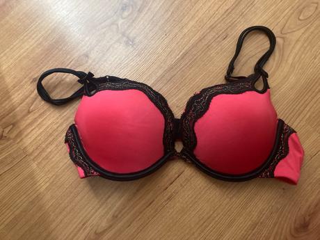 Červená čipkovaná podprsenka, s