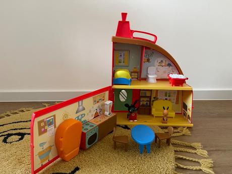 Bingov dom + postavičky,