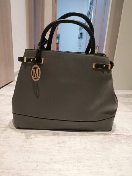 Nová šedá kabelka, 