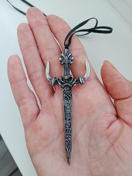 Pohanský prívesok meč, 