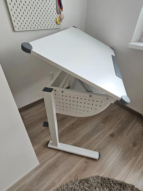 Detský výškovo nastaviteľný písací stôl,