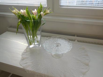 Podnos tortový livované sklo na nožičke,, 