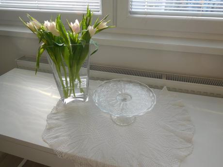 Podnos tortový livované sklo na nožičke,, 