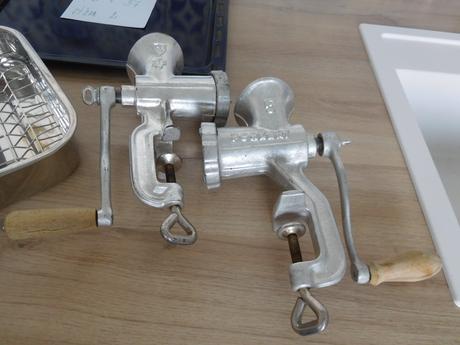 Plechy na pečenie nové + mlynček na maso 5,