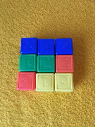 Malo hrane len vybalene plastove kocky,