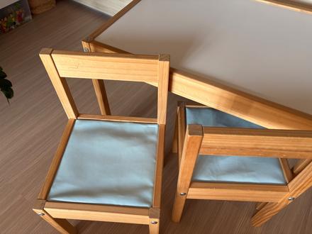 Drevený stolík ikea s 2 stoličkami, 