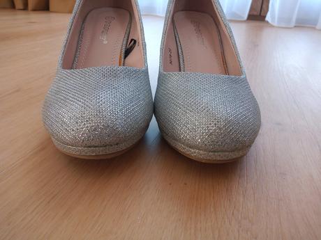 Strieborné lodičky, 36