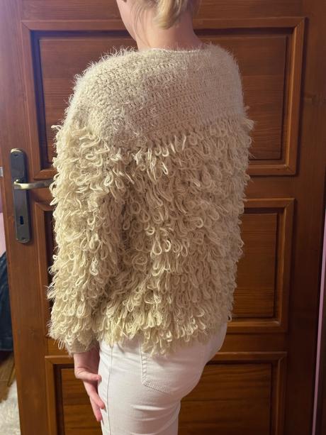 Krémový huňatý sveter, s