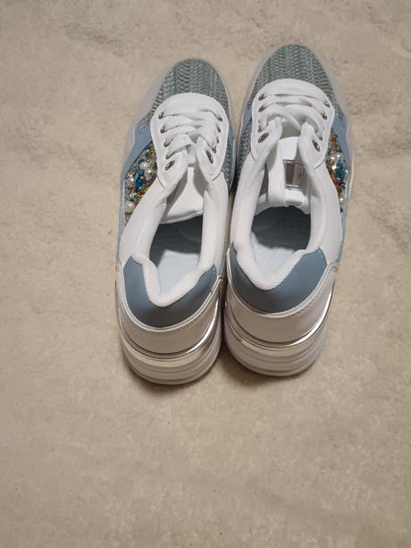 Tenisky už aj s poštou, 41