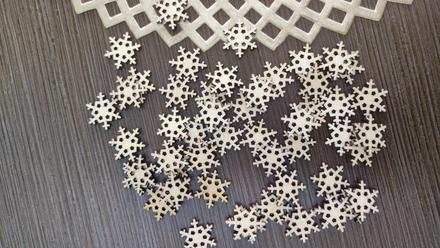 Vianočné drevené dekorácie 50ks. vločky, 