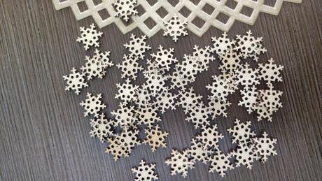 Vianočné drevené dekorácie 50ks. vločky, 