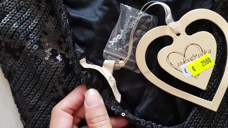 Trblietavé šaty, m