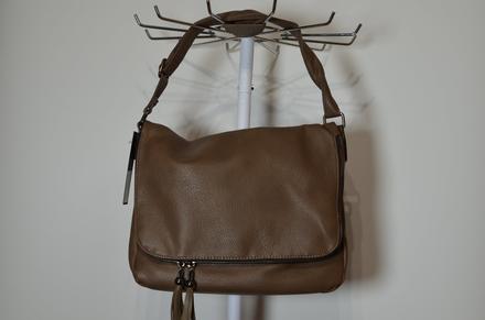 Bledohnedá kabelka, 