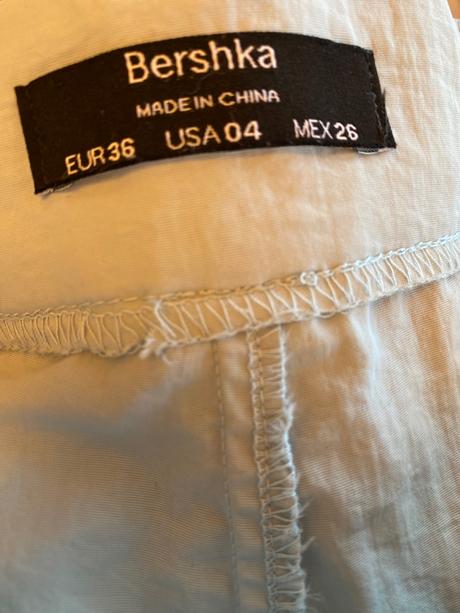 Raz oblečené bledomodré tenké nohavice, bershka,36