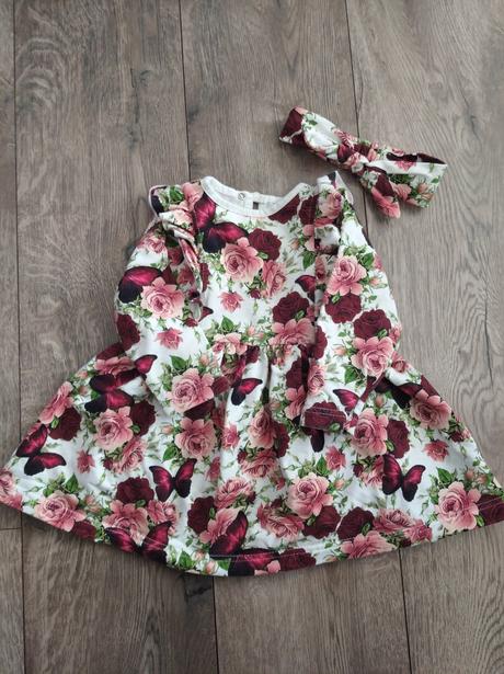 Šaty a čelenka, 80