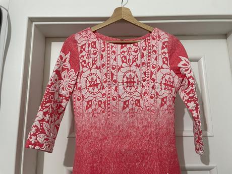 Ružové vzorované šaty, s