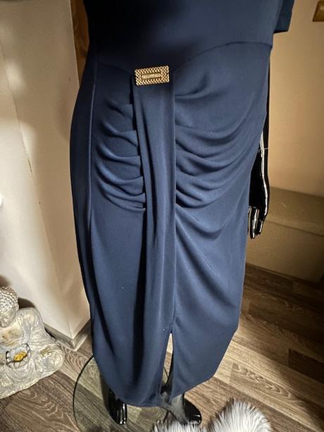 Tmavomodré elegantné šaty s odhalenými ramenami, l / m