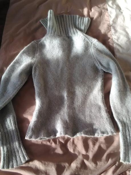 Vlnený bledo modrý pulóver, xs