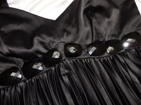 Kvalitne velmi pekne saty na slavnost, 36