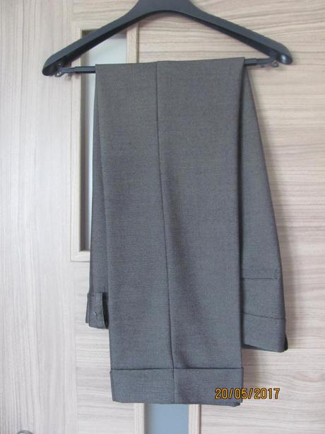 Nohavicový kostým, 38