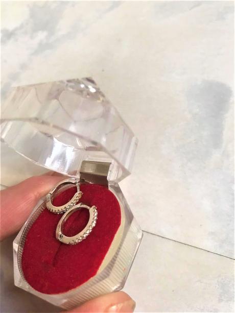 Zlaté náušnice so zirkónmi,