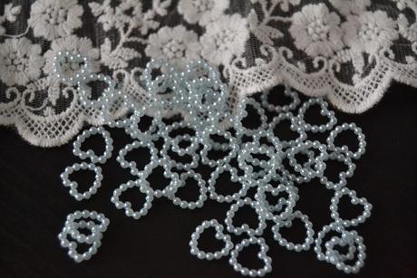 Perlové srdiečka ozdobné biele a modré 100ks/2e,