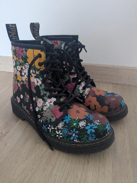 Topánky dr. martens s kvetinovým vzorom, 34