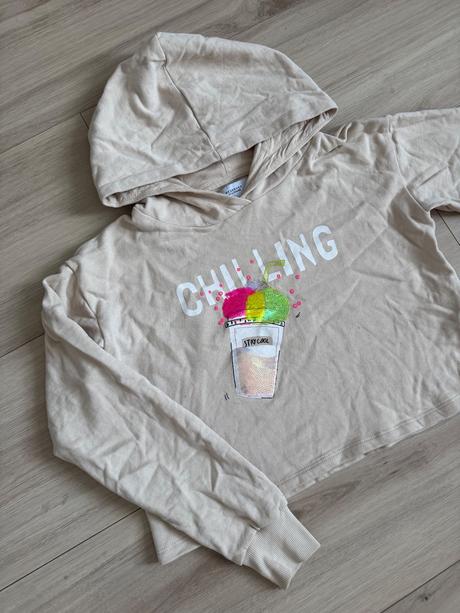 Krasna mikinka, reserved,158