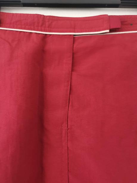 Červená sukňa s lampášmi po stranách, m