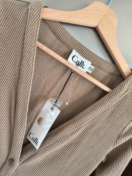 Calli. úzke nádherné elastické šaty na gombíky m, l / m