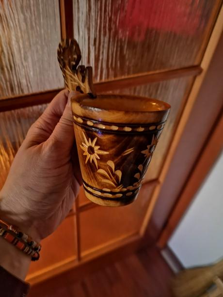 Drevené vyrezávané hrnčeky, 