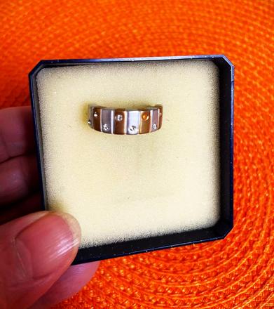 Dvojfarebný prsteň,