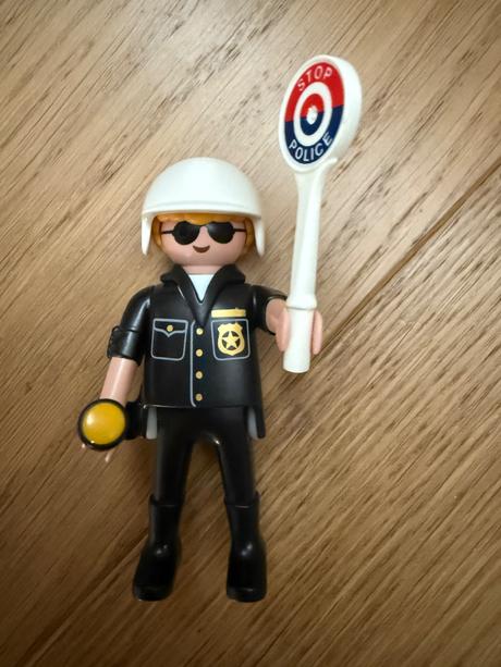 Playmobil policajt,