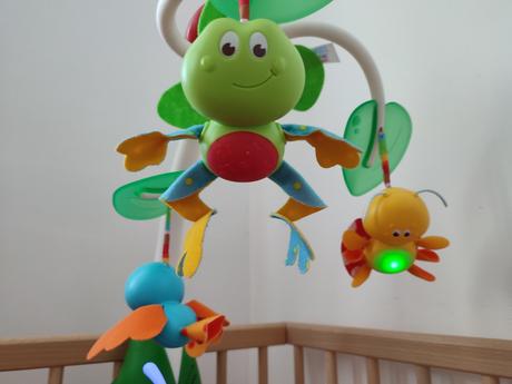 Svietiaci a hrajúci kolotoč tiny love, 