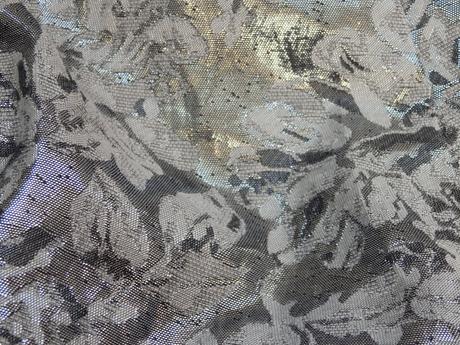 Velmi pekne slavnostne saty s viazanim oklo krku, bay,36